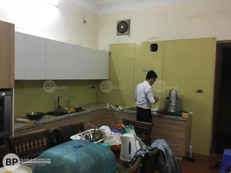 Kính ốp tường bếp màu vàng cam anh Khánh Định Công